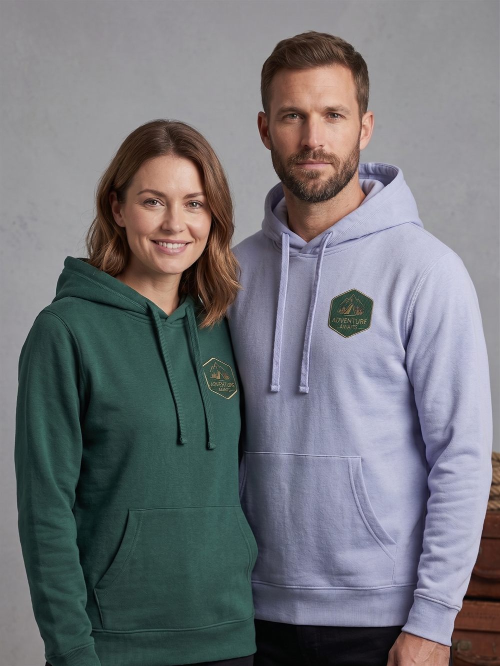 Zwei Personen tragen REEF Kapuzensweatshirts in Grün und Flieder, beide mit einem Logo auf der linken Brust